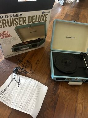Crosley Portable Cruiser Deluxe Turntable in Light Blue